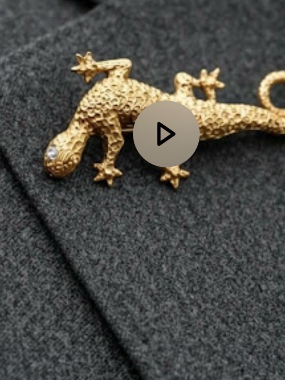 Gold Gecko Reptile Brooch - Decorative Pet-Inspired Pin - Picture 9 of 10